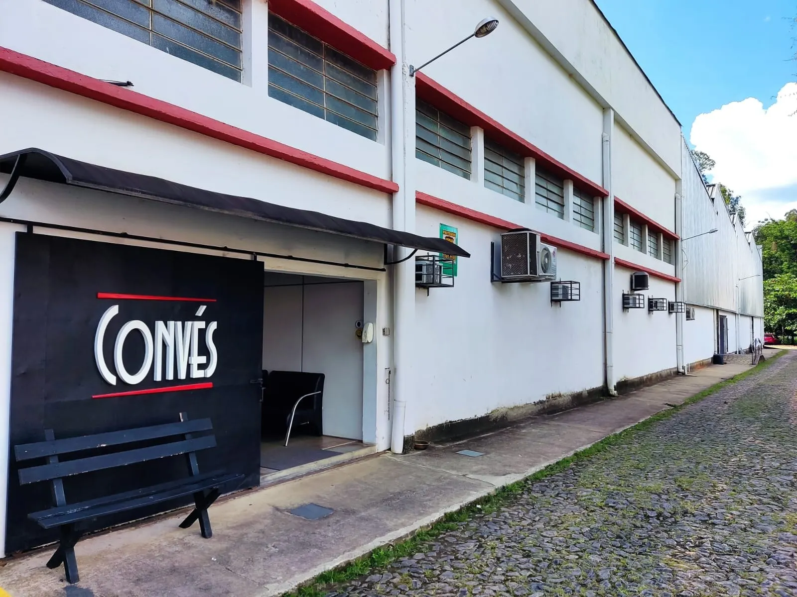 Fachada da Convés, com a logo na porta de entrada.