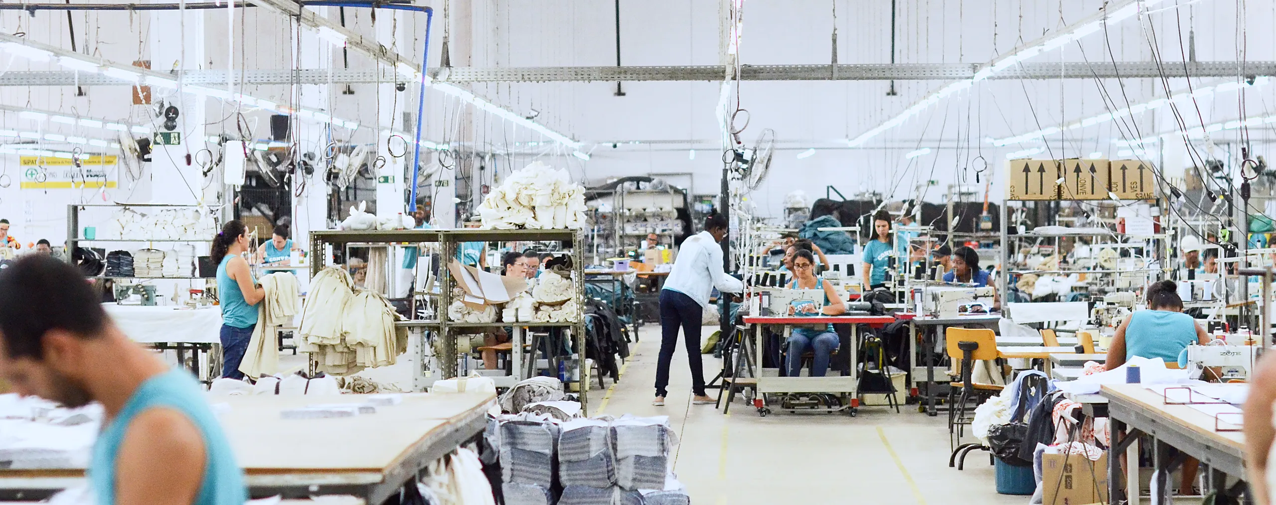 Salão de costura da Convés, com a equipe trabalhando nas mesas de produção.